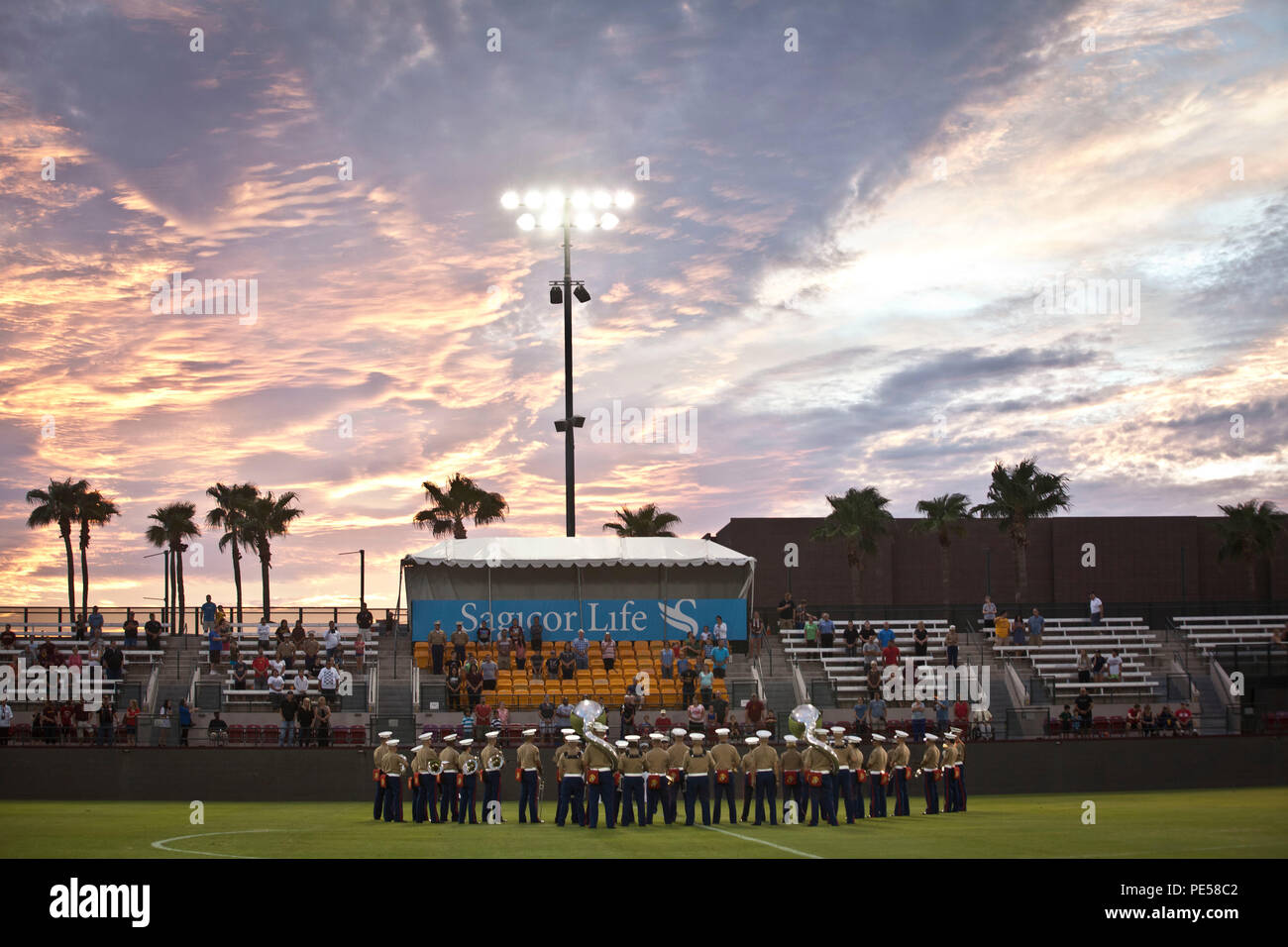 Die 18 Sergeant Major des Marine Corps, Ronald L. Grün, besucht eine All-Marine Männer Fußball Team scrimmage gegen die Universität von Arizona Männer Fußball Team bei Sun Devil Fußball-Stadion, Tempe, Ariz., Sept. 10, 2015. Der All-Marine Männer Fußballmannschaft war die Teilnahme an maritimen Woche Phoenix. (U.S. Marine Corps Foto von Sgt. Melissa Marnell, Büro des 18 Sergeant Major des Marine Corps/Freigegeben) Stockfoto