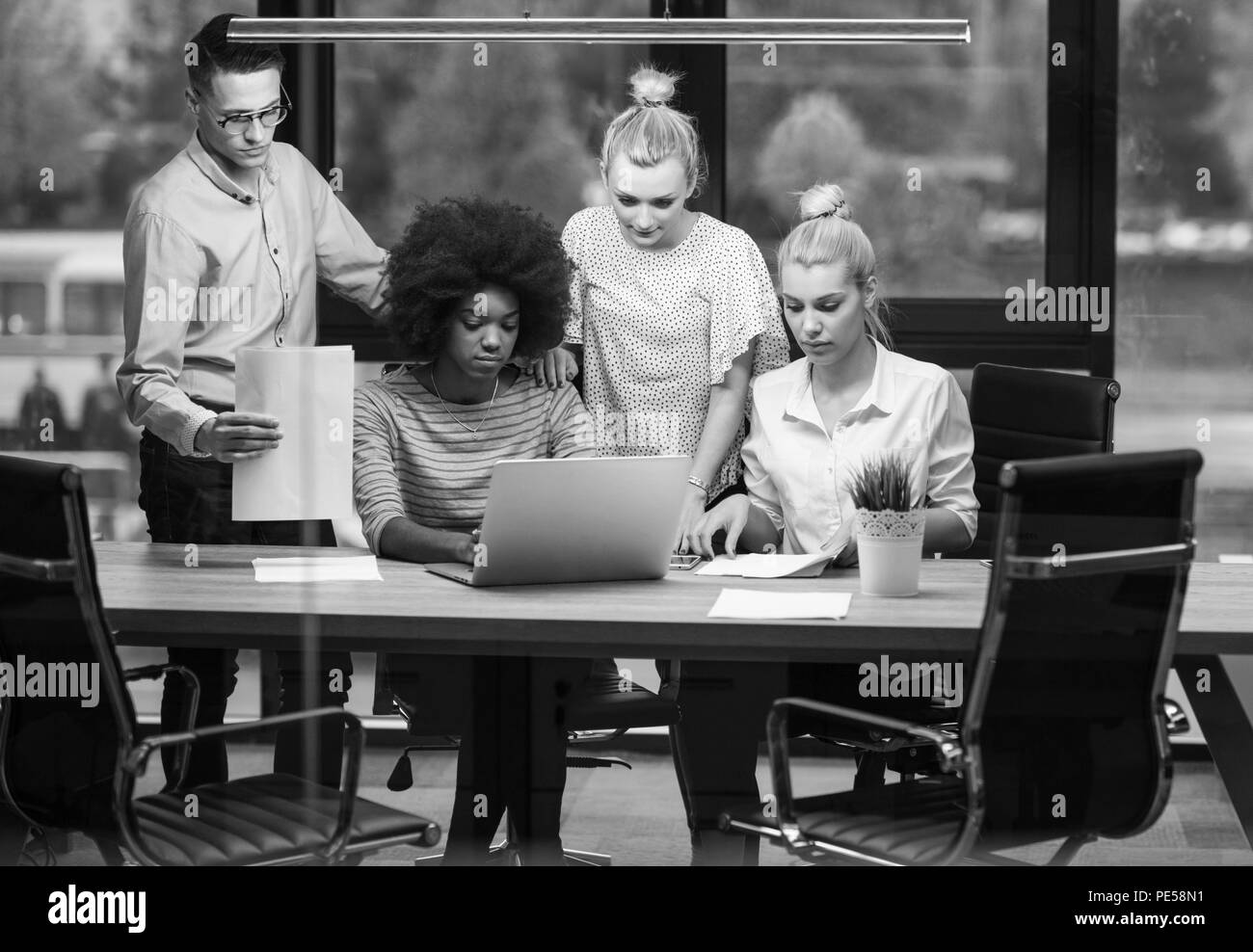Multiethnische Start-Business-Team treffen in moderne Büro innen Brainstorming, arbeiten am laptop Stockfoto