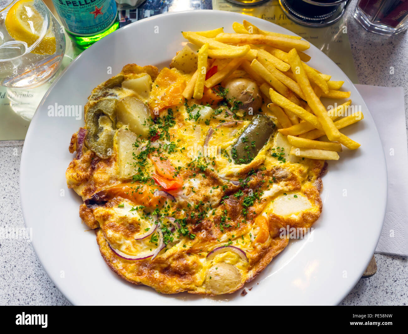 Mittag essen ein spanisches Omelette mit einem kleinen Teil der Kartoffelscheiben. Stockfoto