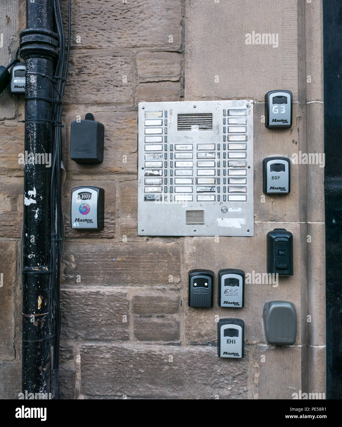 Verbreitung von AirBnB oder kurzfristige key Safes auf Tür Eingang, Grassmarket, Edinburgh, Schottland, Großbritannien Stockfoto