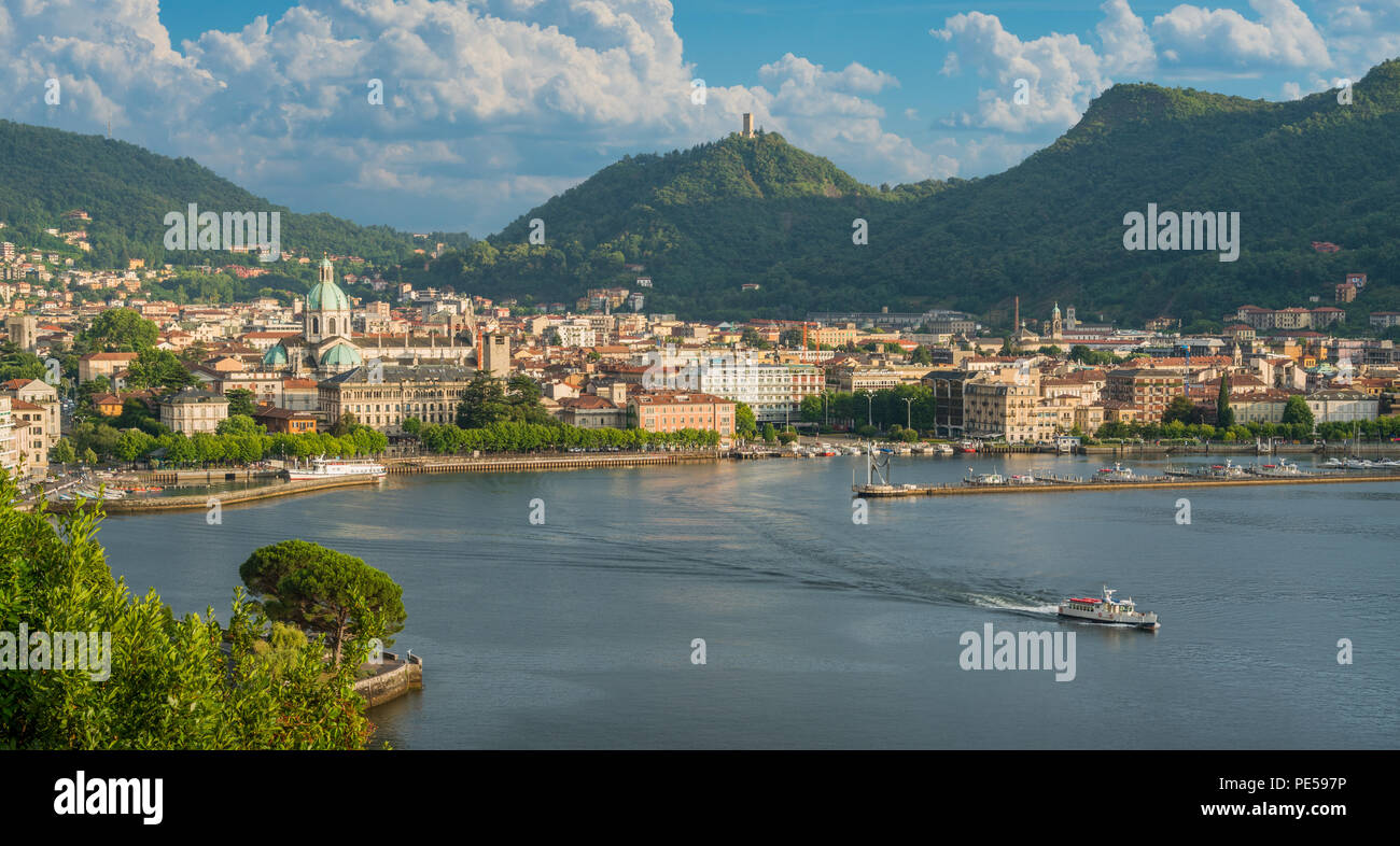 Panoramablick auf den Comer See Stadt, mit Blick auf den Comer See, auf einem sonnigen Sommernachmittag. Italien. Stockfoto