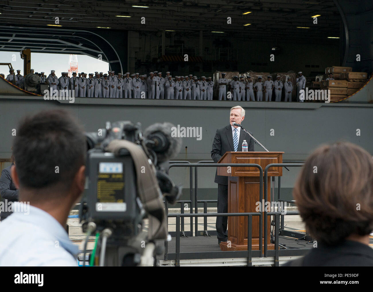 151001-N-IN 729-160 Yokosuka, Japan (Okt. 2010) 1, 2015) Sekretärin der Marine (Secnav) Ray Maybus spricht mit Medien nach der Ankunft der US-Navy ist nur Vorwärts - bereitgestellt Flugzeugträger USS Ronald Reagan (CVN 76) an der Flotte Aktivitäten Yokosuka, Japan. Ronald Reagan und seine eingeschifft Air Wing, Carrier Air Wing (Cvw) 5, eine Bekämpfung bereit, Kraft, schützt und verteidigt die kollektive maritime Interessen seiner Verbündeten und Partnern in der Indo-Asia-Pazifik-Region. (U.S. Marine Foto von Mass Communication Specialist 3. Klasse Ryan N. McFarlane/Freigegeben) Stockfoto