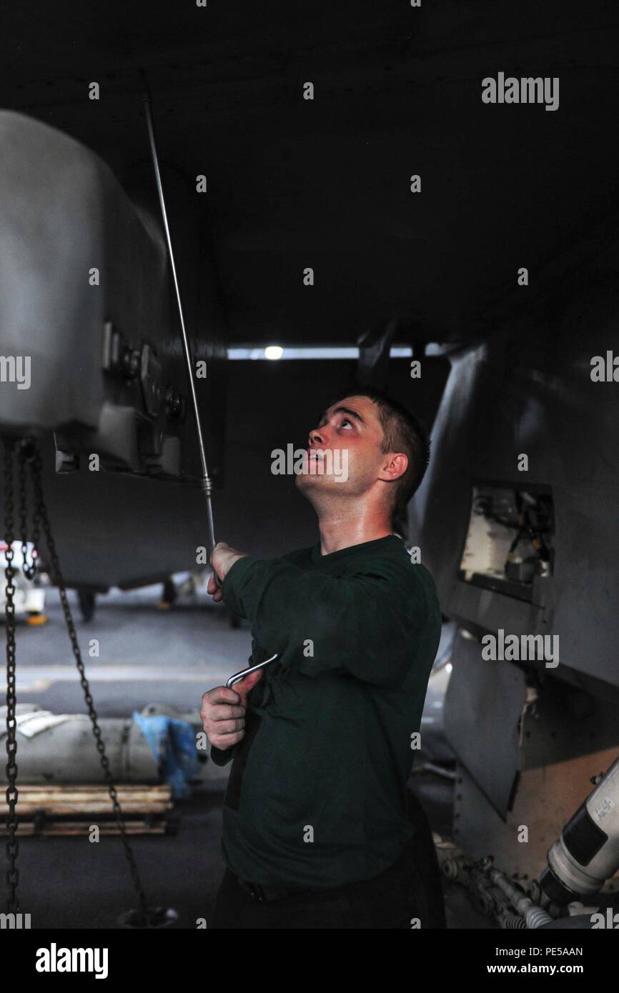 150929-N-PG340-051 arabischen Golf (29. September 2015) – Aviation strukturelle Mechaniker 3. Klasse Jordan Austin, von Brenton, Washington, stellt Vorderkante Klappe Griffe auf eine F/A-18E Super Hornet im Hangar Bucht an Bord des Flugzeugträgers USS Theodore Roosevelt (CVN-71). Theodore Roosevelt wird in den USA 5. Flotte Einsatzgebiet unterstützen Betrieb innewohnende zu beheben, Streik Operationen im Irak und in Syrien, wie verwiesen, maritime Sicherheit und Theater Sicherheitsbemühungen Zusammenarbeit in der Region bereitgestellt. (Foto: U.S. Navy Mass Communication Specialist 3. Klasse Stephane Belcher/freigegeben) Stockfoto