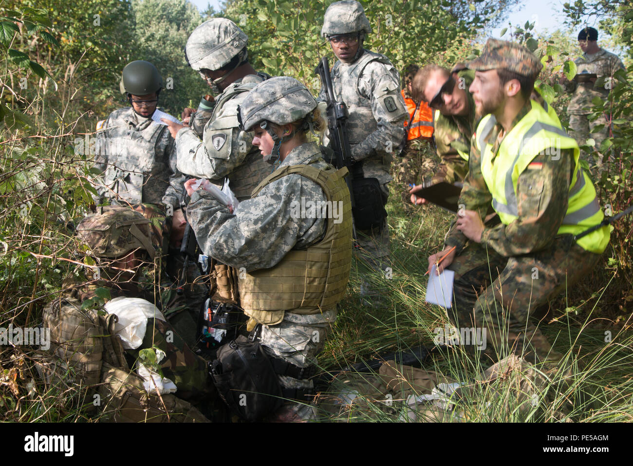 Us-Soldaten stabilisieren simulierten Unfall in Vorbereitung für Medical Evacuation während Taktisches Unfallversicherung Care Kurs, inklusive multinationale Soldaten aus den USA, Italien, Deutschland, Norwegen, Dänemark und den Niederlanden an der International Special Training Center's, Train the Trainer Kurs, in dem die Hälfte der Teilnehmer Tactical combat Casualty care Lernen und die andere Hälfte Lernen, die Bekämpfung der Unfall- Kurs zu unterrichten. Das Training wurde von General Staufer Kaserne, Sept. 30, 2015 durchgeführt. (U.S. Armee Foto von visuellen Informationen Spezialist Martin Greeson/Freigegeben) Stockfoto