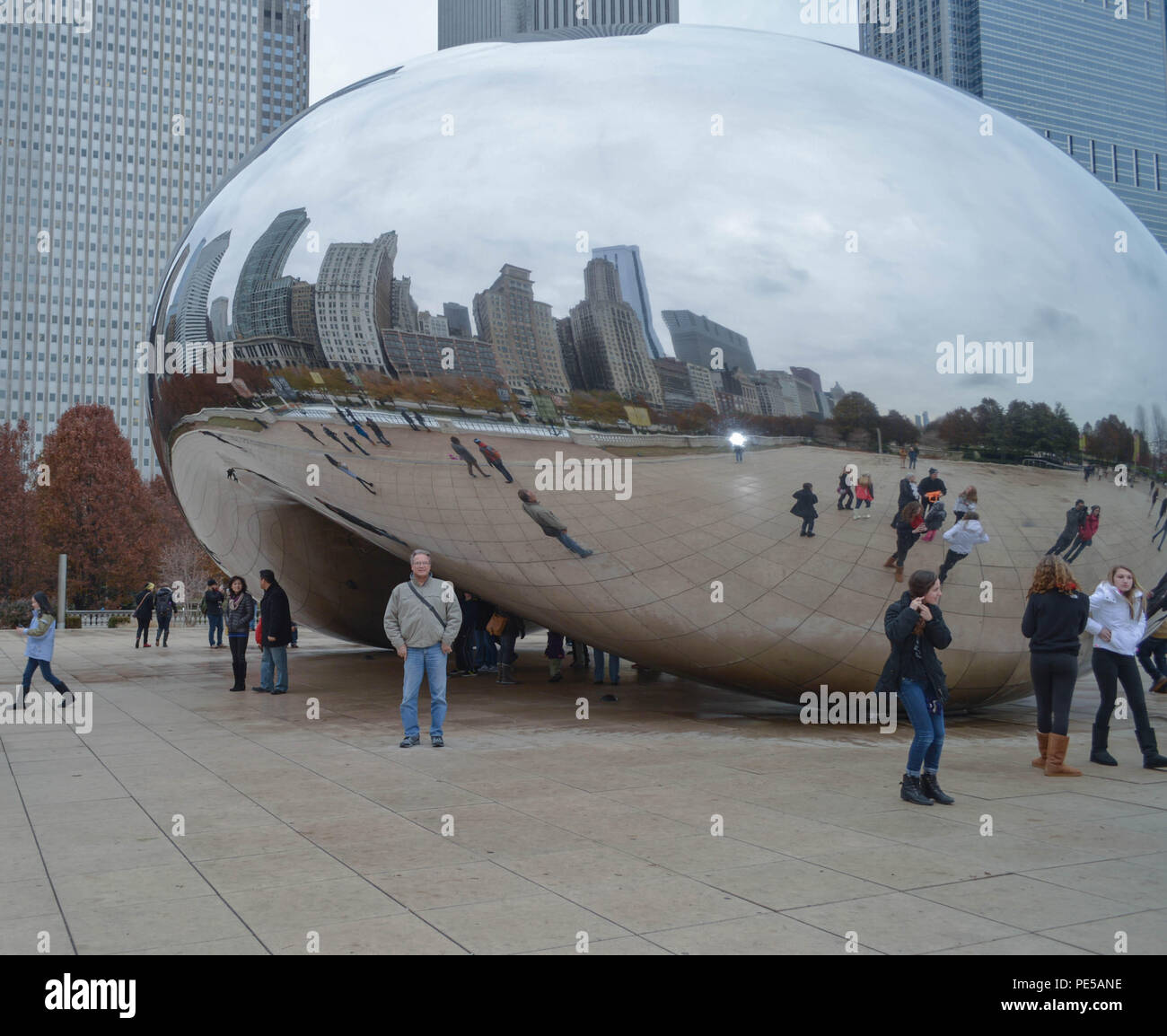 Touristische Foto Gelegenheit am Cloud Gate AKA 'Bean' Skulptur in Chicago, Illinois. Stockfoto