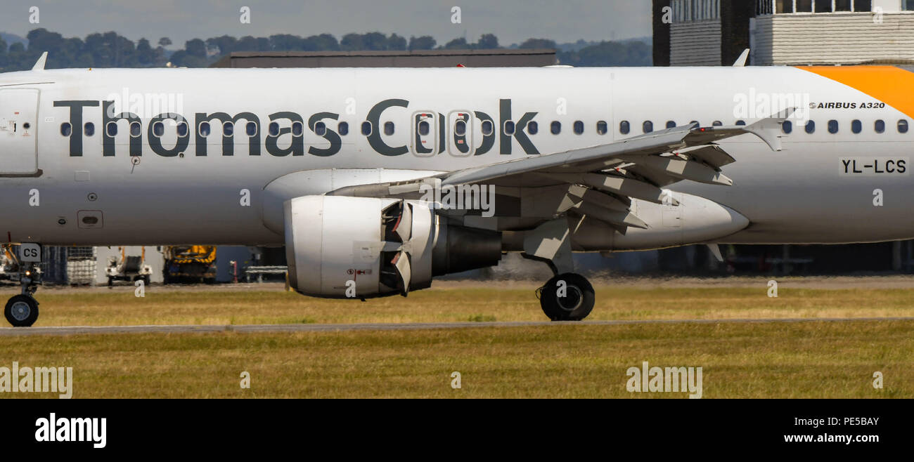 Nahaufnahme eines Thomas Cook Airlines Airbus A320 jet Landung am Flughafen Cardiff Wales. Die schubumkehr Klappen am Motor geöffnet sind. Stockfoto