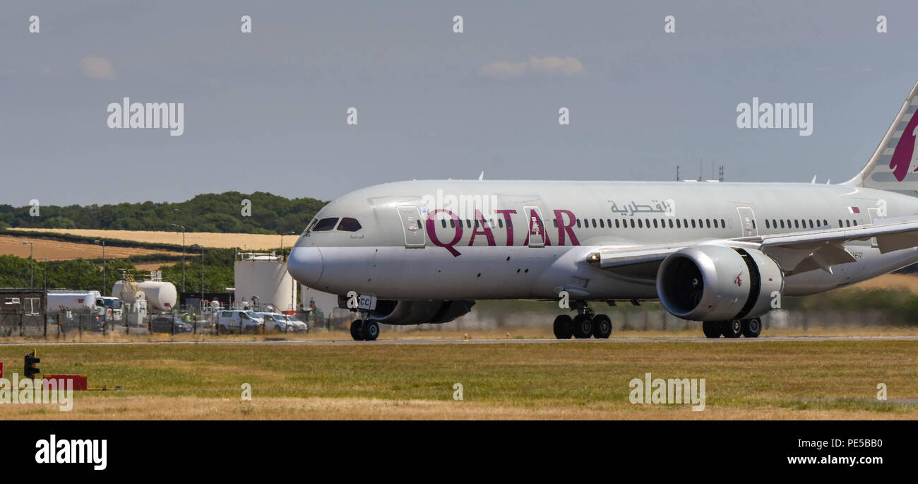 Qatar Airways Boeing 787 Dreamliner Landung am Flughafen Cardiff Wales. Die schubumkehr Klappe ist offen für Hilfe beim Bremsen Stockfoto