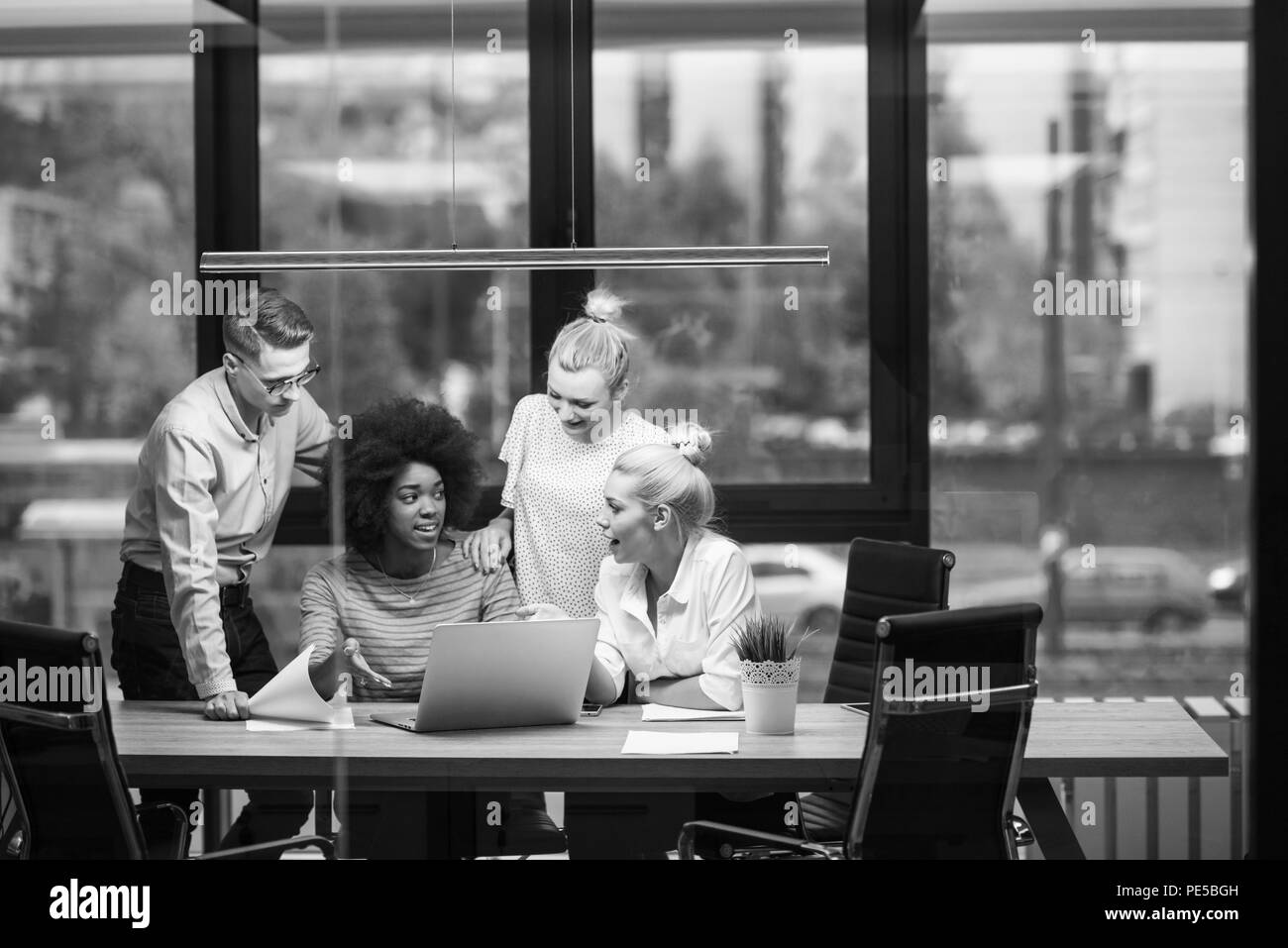 Multiethnische Start-Business-Team treffen in moderne Büro innen Brainstorming, arbeiten am laptop Stockfoto