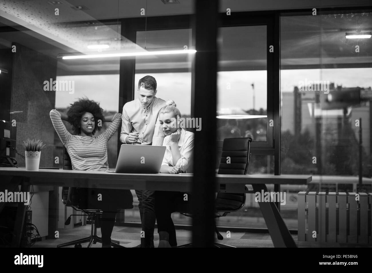 Multiethnische Start-Business-Team treffen in moderne Büro innen Brainstorming, arbeiten am laptop Stockfoto