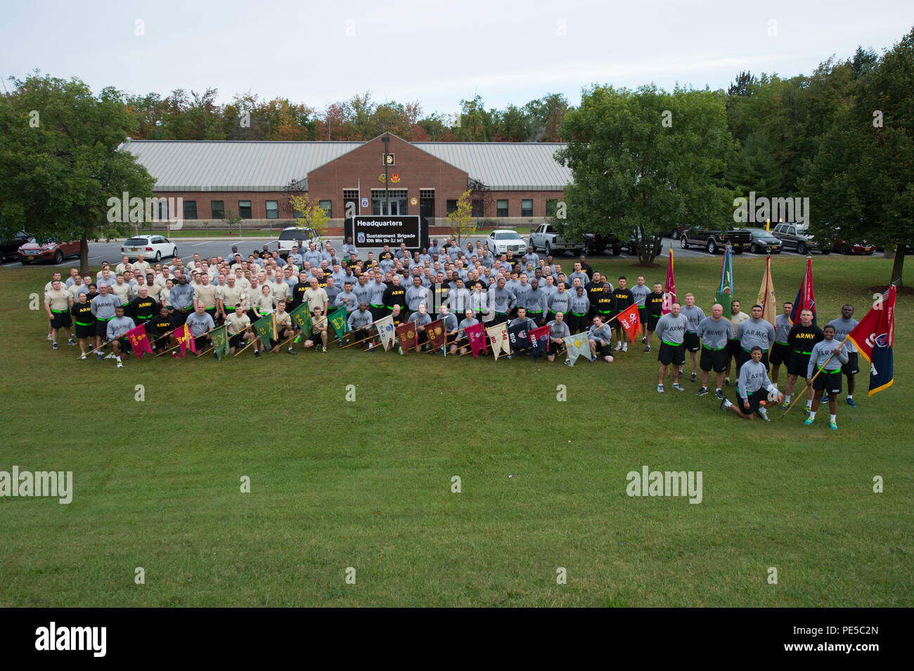 Muleskinner Unteroffiziere zusammen stehen nach einem Esprit de Corps Sept. 25. (Foto: Staff Sgt. Michael K. Selvage, 10 Mountain Division Sustainment Brigade Public Affairs NCO) (freigegeben) Stockfoto