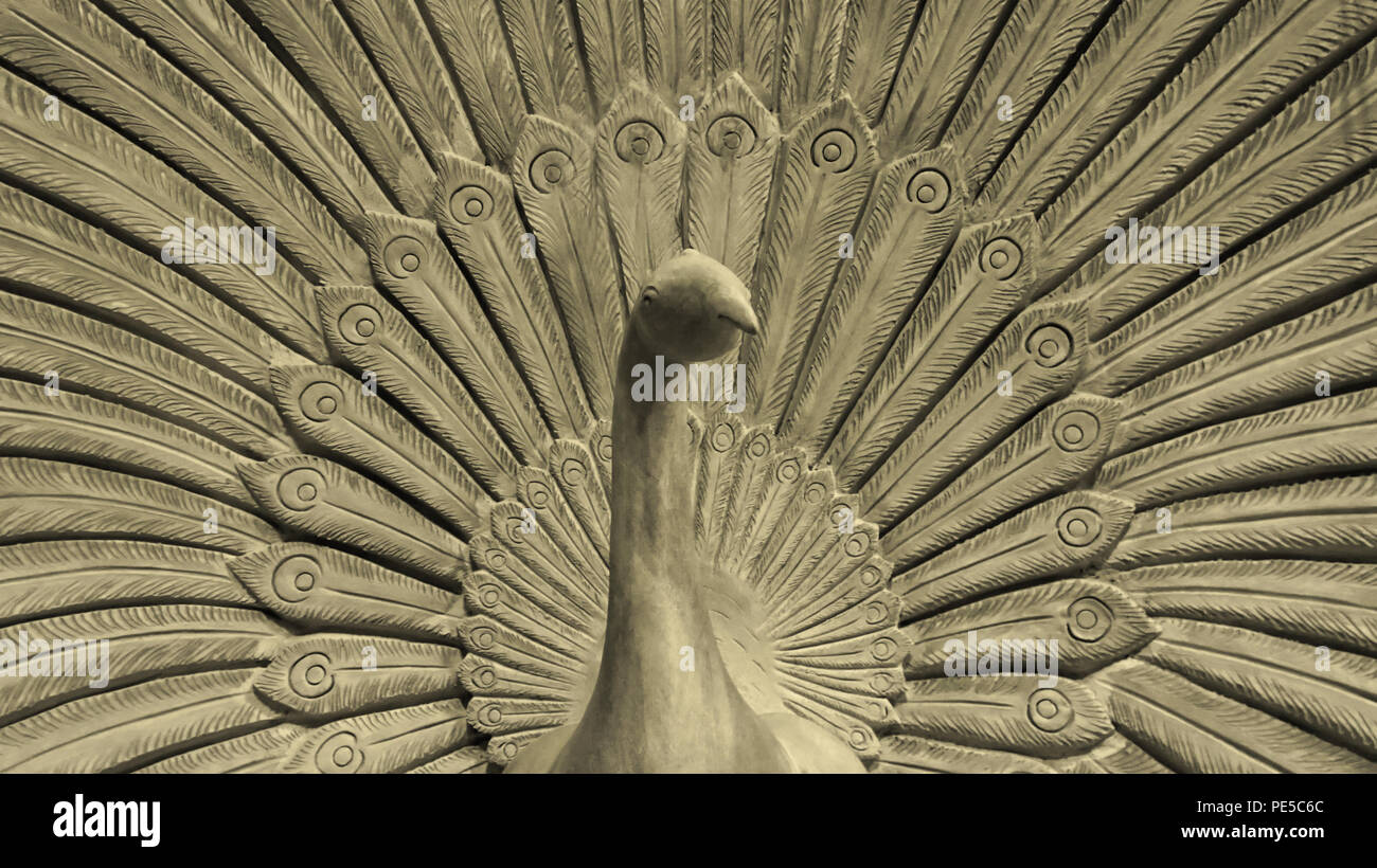Ein grauer Stein Abbildung oder Statue eines eleganten Pfau mit offenen feather Kranz in Tanz Position Stockfoto Ein grauer Stein Abbildung oder Statue eines eleganten Pfau mit offenen feather Kranz in Tanz Position Stockfoto