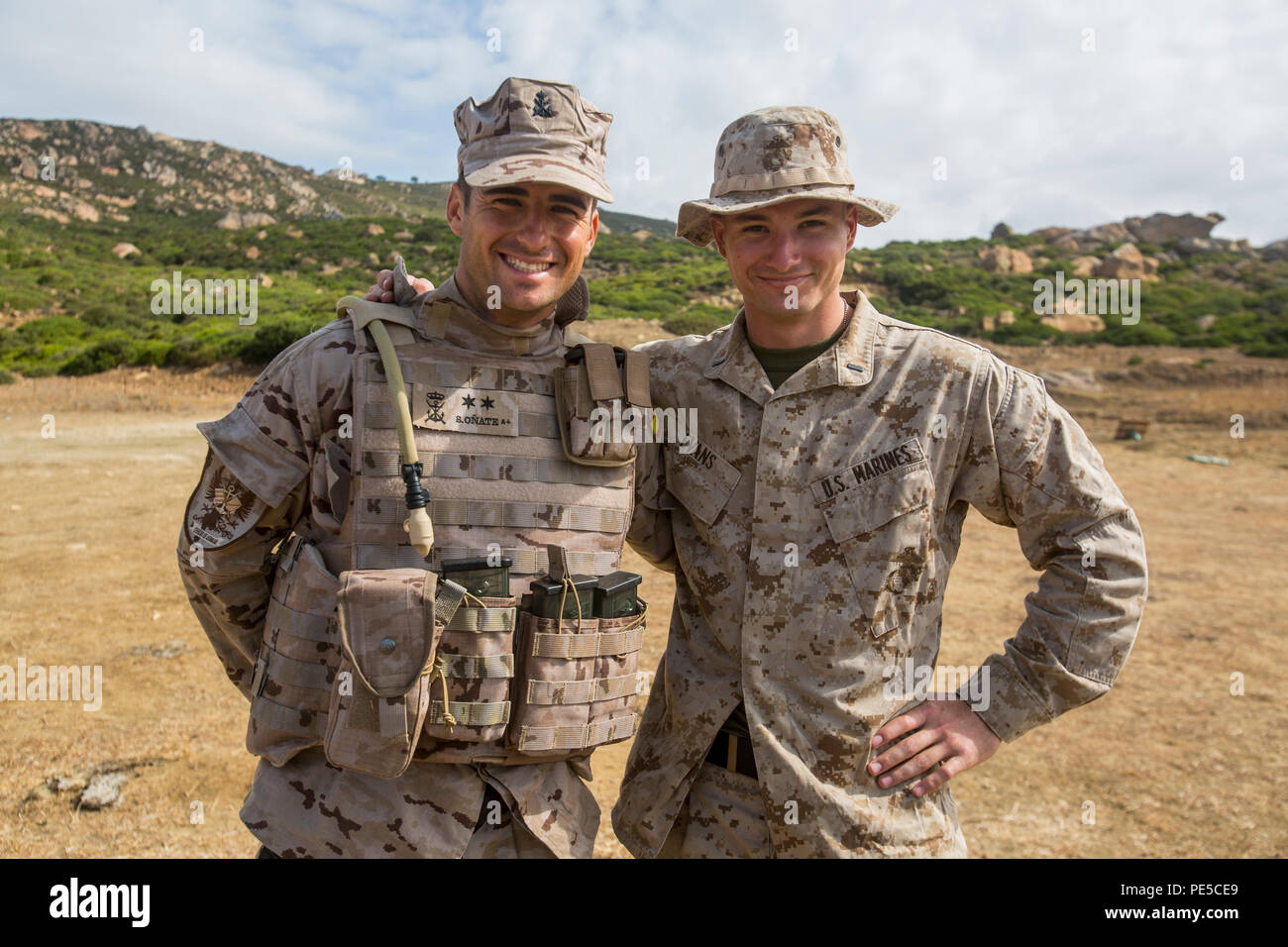 Spanische Marine 1. Lt Daniel Oñate und US Marine 1 Leutnant Sebastian Evans eine Partnerschaft zur Förderung der Kameradschaft in der Sierra del Retín, Spanien. Spanien hat die gehostete US-Militärs für 62 Jahre, für die europäische und globale Sicherheit beitragen und die Stärkung der Kapazitäten der NATO. (U.S. Marine Corps Foto: Staff Sgt. Vitalij Rusavskiy/Freigegeben) Stockfoto