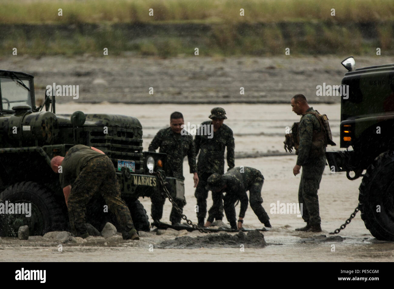 Us-Marines mit Bataillon Landung Team 2nd Battalion, 5th Marines, 31 Marine Expeditionary Unit, und philippinische Marines mit 18 Marine Company, Field Artillery Battalion, arbeiten zusammen, um ein KM-250, kostenlos, 2 1/2-t Utility Vehicle, die im Flussbett im Crow Valley, Philippinen, während amphibische Landung Übung 2015 (15) PHIBLEX, Okt. 2 klemmt. 15 PHIBLEX ist eine jährliche bilaterale Ausbildung Übung mit der Streitkräfte der Philippinen durchgeführt, um die Interoperabilität zu stärken und die Zusammenarbeit in einem breiten Spektrum von militärischen Operationen von der Katastrophenhilfe zu Kom Stockfoto