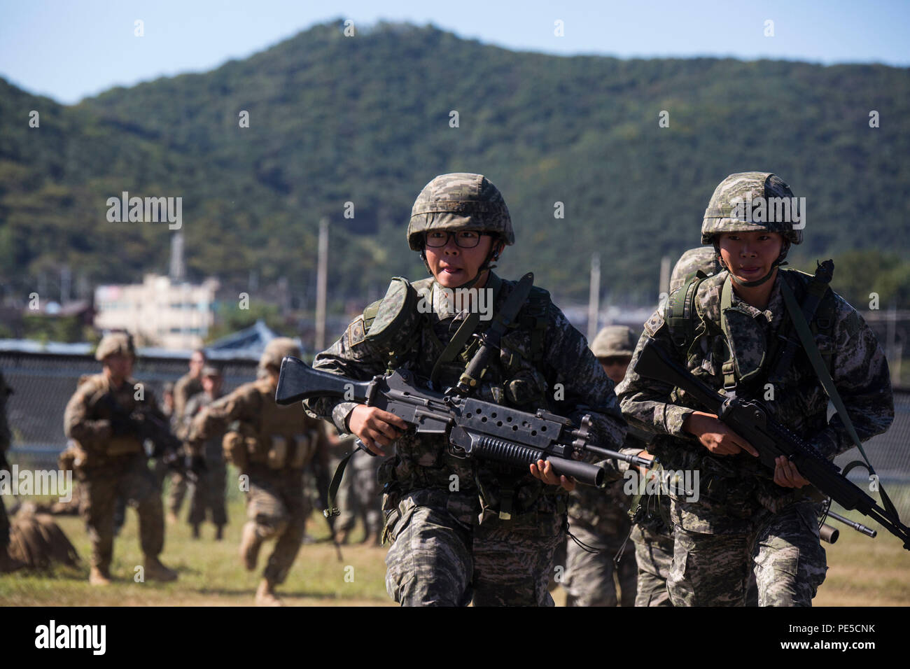 Republik Korea Lance Cpl. Jeoung Kim, Mitte, Boards ein US Army CH-46 mit anderen US- und ROK-Marines bei einem Luftangriff während Koreanische Marine Austauschprogramm 15-12 bei Rodriguez Landing Zone, der Republik Korea, Sept. 17, 2015. KMEP 15-12 ist ein bilaterales Training übung, dass die ROK und die US-amerikanische Allianz erhöht, fördert die Stabilität auf der koreanischen Halbinsel und stärkt ROK und US-amerikanischen militärischen Fähigkeiten. Kim, aus Seoul, Südkorea, ist ein rifleman mit 2. Unternehmen, 11 Battalion, 2nd Marine Division, ROK Marine Corps Headquarters. Die US-Marines sind mit Fox Unternehmen, 2.BATAILLON, 3 Marin Stockfoto
