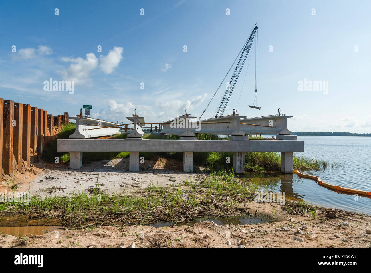 Aufbau der SR 19 Brücke am kleinen See Harris in Lake County, Florida, USA Stockfoto