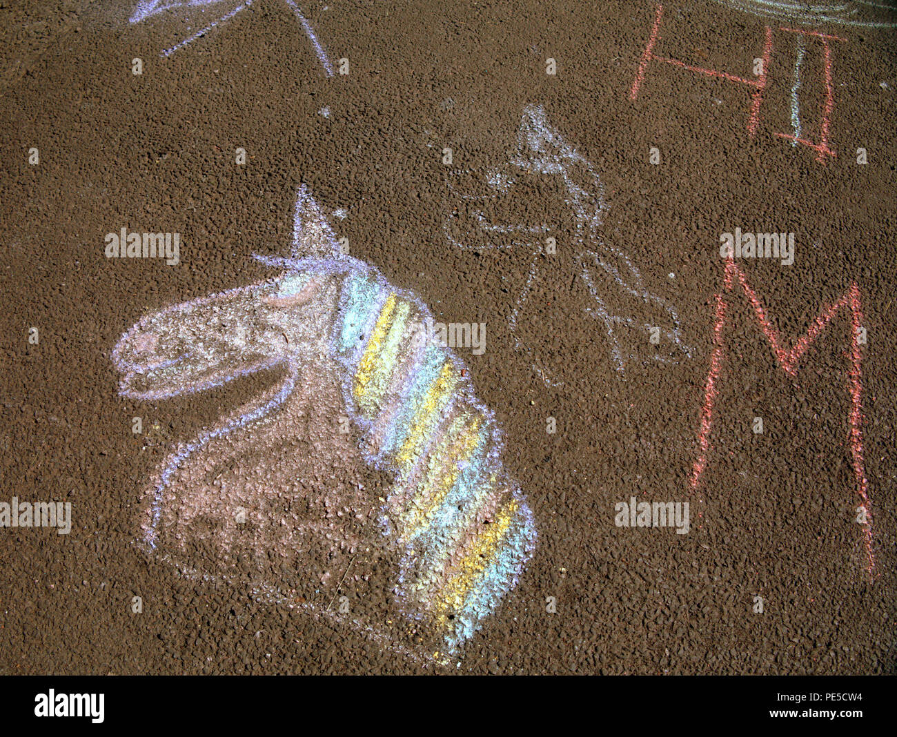 Kinder Kreide Zeichnung von einem Einhorn auf Asphalt Platz kopieren Stockfoto
