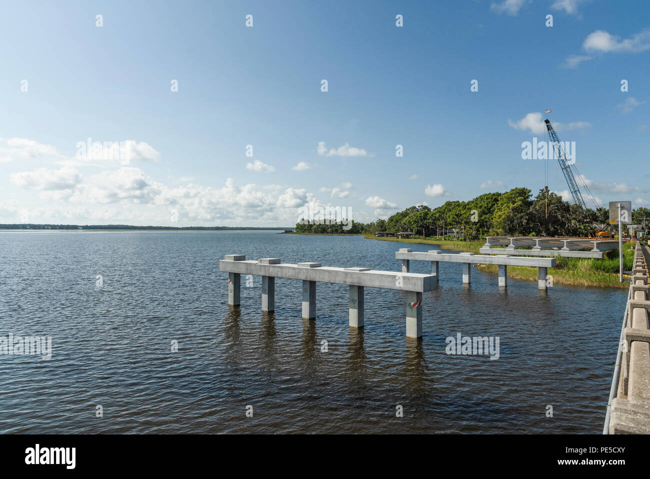 Aufbau der SR 19 Brücke am kleinen See Harris in Lake County, Florida, USA Stockfoto