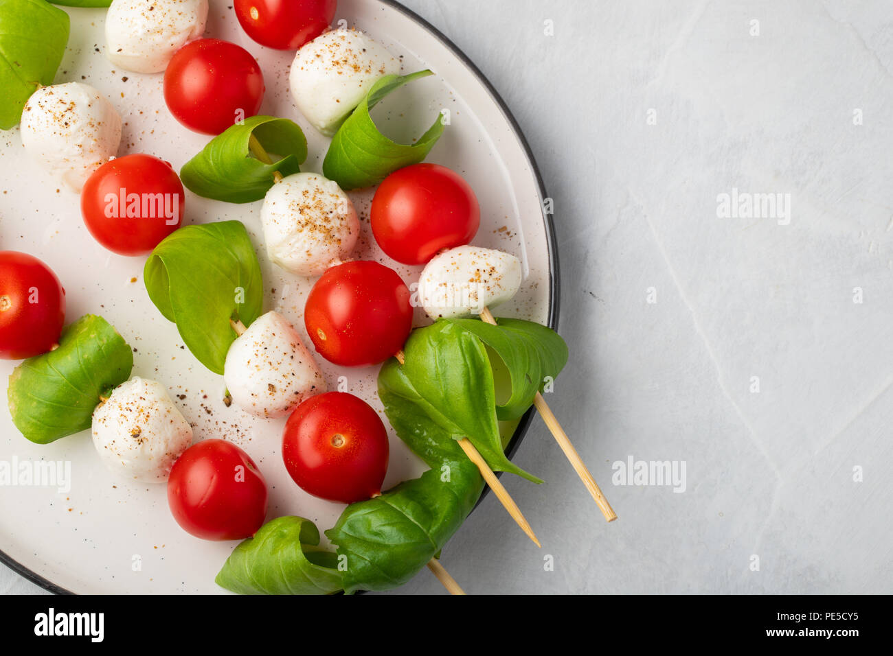 Tomate mozzarella spieß -Fotos und -Bildmaterial in hoher Auflösung – Alamy