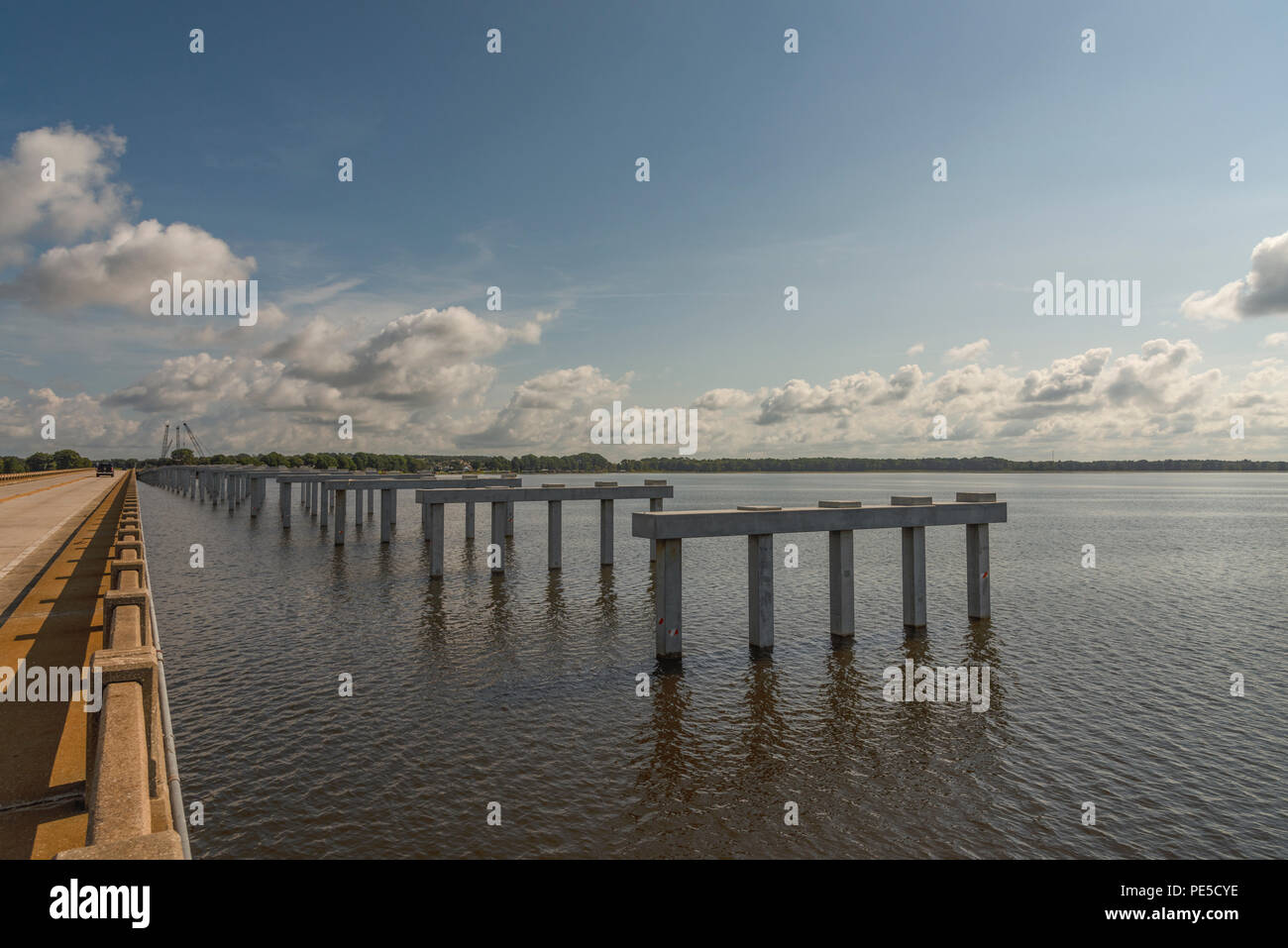 Aufbau der SR 19 Brücke am kleinen See Harris in Lake County, Florida, USA Stockfoto