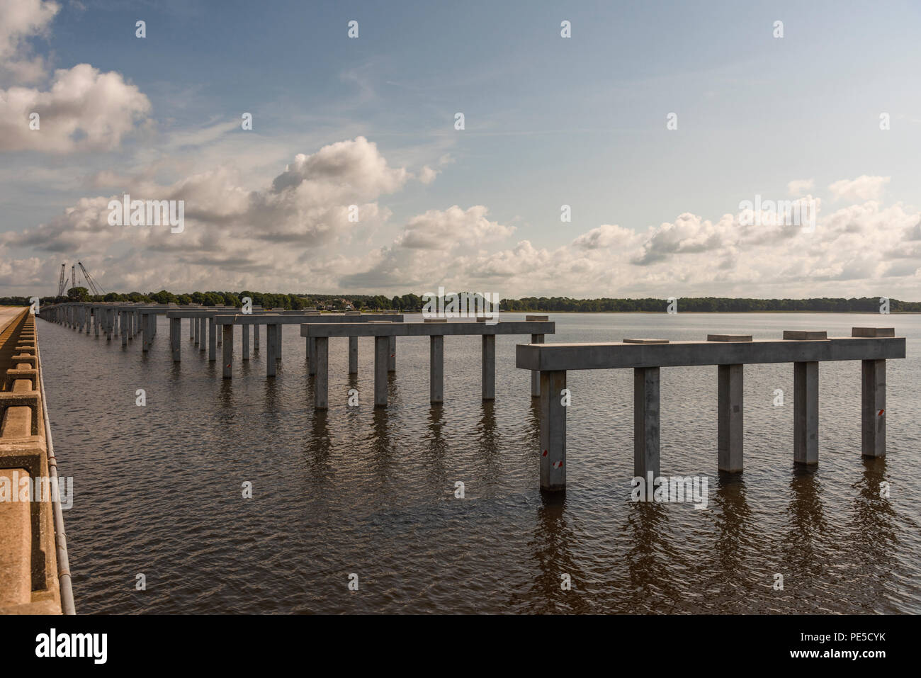 Aufbau der SR 19 Brücke am kleinen See Harris in Lake County, Florida, USA Stockfoto