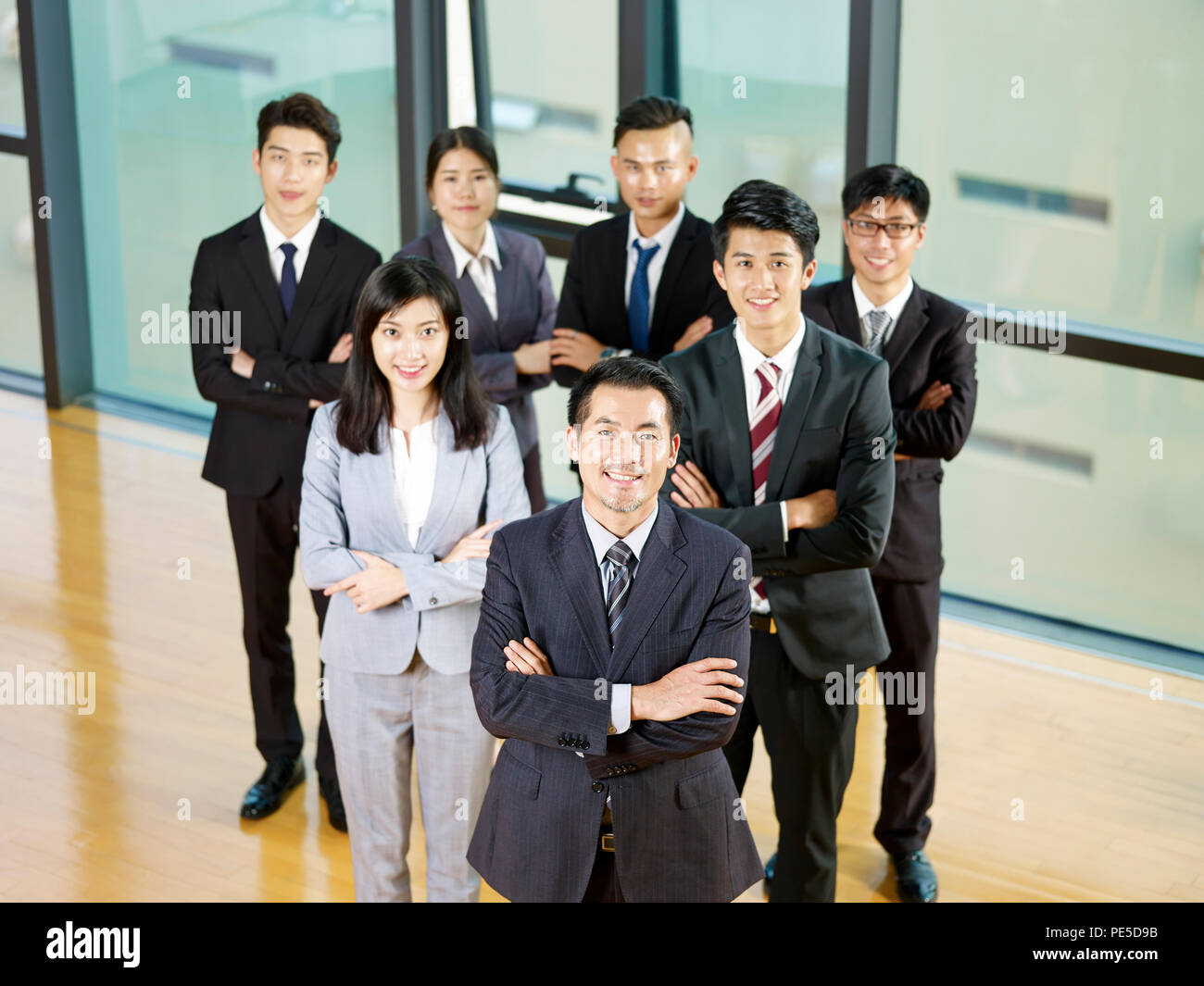 Porträt eines erfolgreichen asiatischen Business Team durch einen Senior Manager geführt. Stockfoto