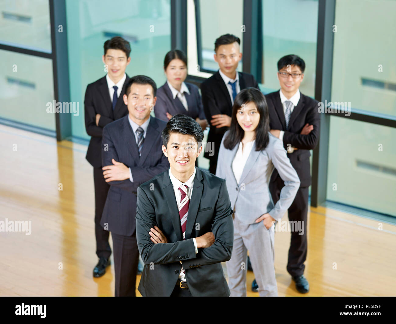 Porträt eines erfolgreichen asiatischen Business Team von einem jungen Manager geführt. Stockfoto