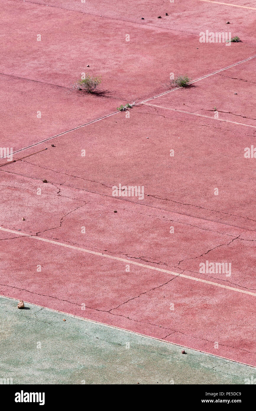 Einen leeren und verlassenen Hartplatz Tennisplatz. Stockfoto