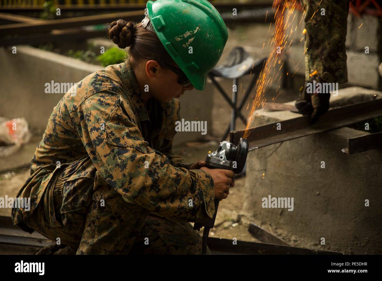 Lance Cpl. Jessica Pak, von Garwood, New Jersey, schleift Metall, während auf die humanitäre civic Hilfe Projekt bei Binduyan Volksschule Sept. 27 arbeiten, während amphibische Landung Übung 2015 (PHIBLEX 15). 15 PHIBLEX ist eine jährliche, bilateralen Training durch Mitglieder der Streitkräfte der Philippinen neben US Marine und Marine Kräfte durchgeführt. Es konzentriert sich auf die Stärkung der Partnerschaft und Beziehungen zwischen den beiden Nationen in einer Reihe von militärischen Operationen sowie die Katastrophenhilfe und komplexen expeditionary Operations. Pak war bei der Vorbereitung des Metall der geschweißt werden Stockfoto