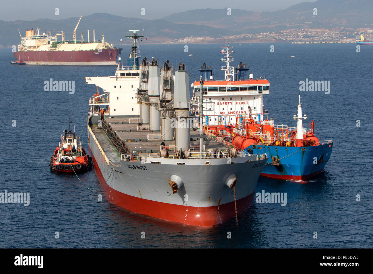 Gold Dust bulk carrier Schiff IMO 9615078 auf See von ovit Öl- und Chemikalientanker IMO 466611 in Gibraltar getankt wird, Stockfoto