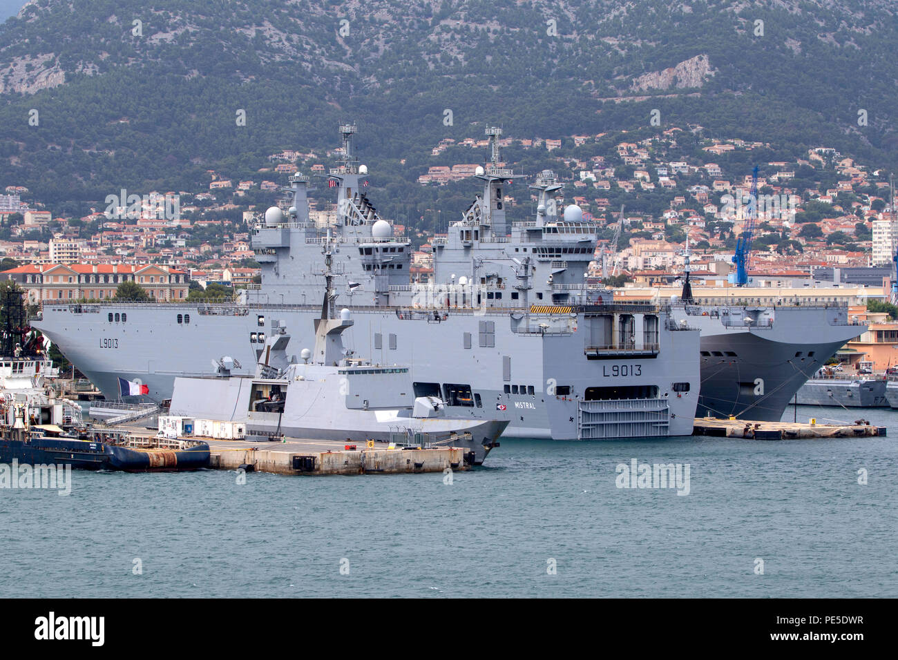 Dixmude L 9013 ein amphibisches Schiff der Französischen Marine angedockt an der großen französischen Marinestützpunkt Toulon im Süden Frankreichs Stockfoto