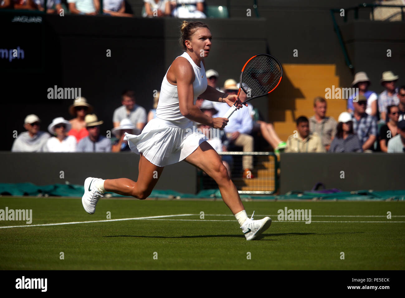 London, England - Juli 5, 2018. Wimbledon Tennis: Anzahl Samen Simona Halep von Rumänien in Aktion gegen Saisai Zheng China während der zweiten Runde Tätigkeit in Wimbledon Stockfoto