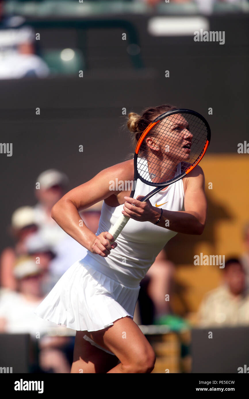 London, England - Juli 5, 2018. Wimbledon Tennis: Anzahl Samen Simona Halep von Rumänien in Aktion gegen Saisai Zheng China während der zweiten Runde Tätigkeit in Wimbledon Stockfoto