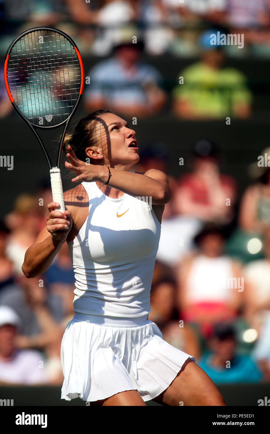 London, England - Juli 5, 2018. Wimbledon Tennis: Anzahl Samen Simona Halep von Rumänien in Aktion gegen Saisai Zheng China während der zweiten Runde Tätigkeit in Wimbledon Stockfoto