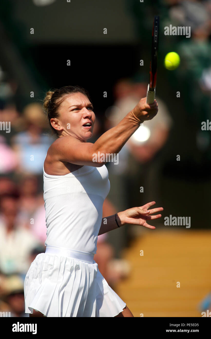 London, England - Juli 5, 2018. Wimbledon Tennis: Anzahl Samen Simona Halep von Rumänien in Aktion gegen Saisai Zheng China während der zweiten Runde Tätigkeit in Wimbledon Stockfoto