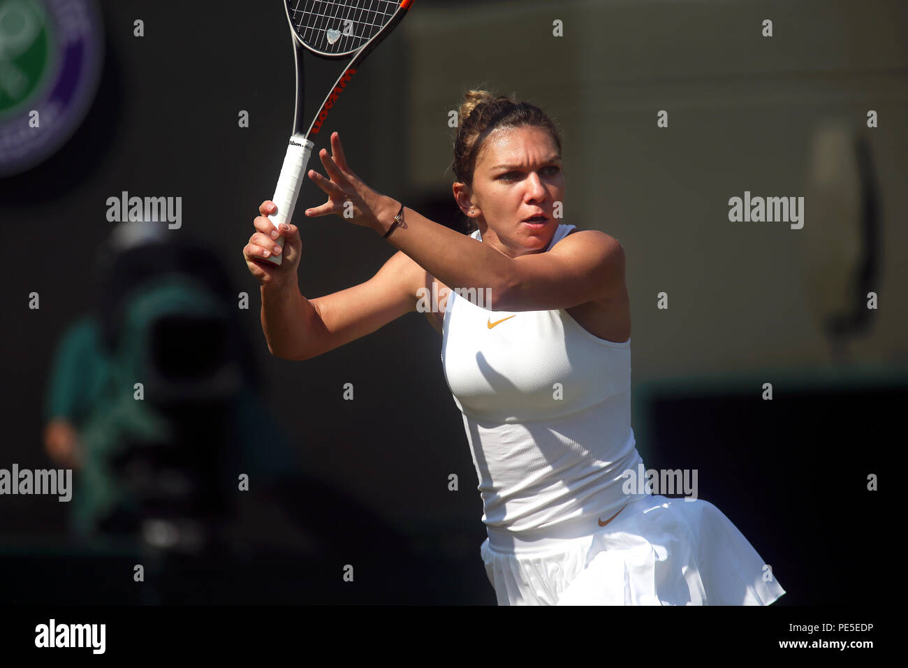 London, England - Juli 5, 2018. Wimbledon Tennis: Anzahl Samen Simona Halep von Rumänien in Aktion gegen Saisai Zheng China während der zweiten Runde Tätigkeit in Wimbledon Stockfoto