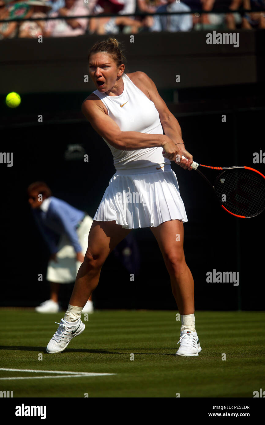 London, England - Juli 5, 2018. Wimbledon Tennis: Anzahl Samen Simona Halep von Rumänien in Aktion gegen Saisai Zheng China während der zweiten Runde Tätigkeit in Wimbledon Stockfoto