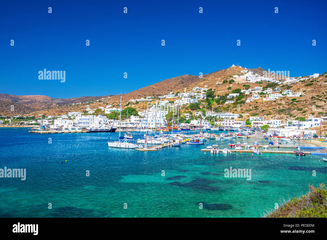 Ios Chora und alten Hafen bei Sonnenuntergang, Kykladen, Griechenland. Stockfoto