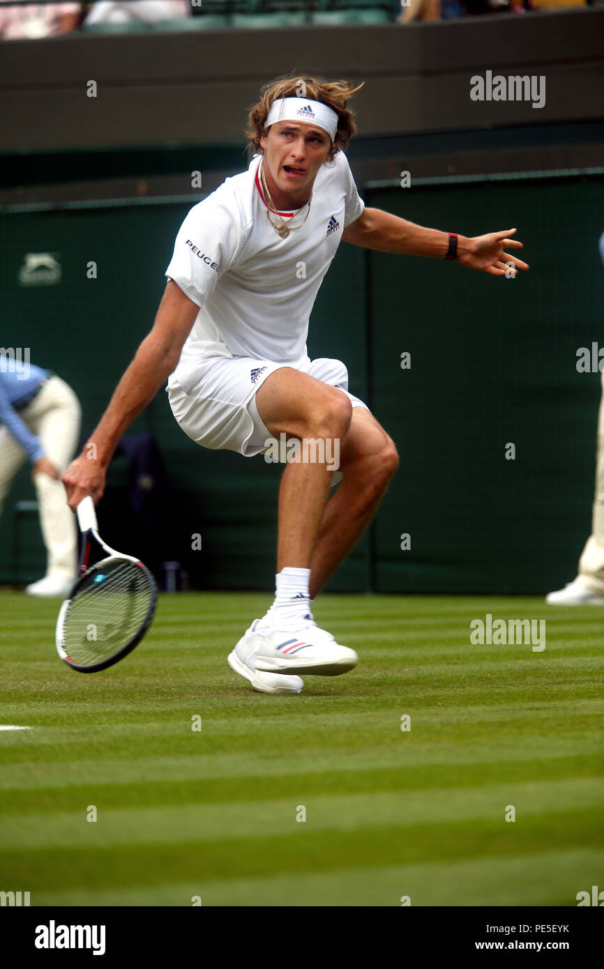 London, England - Juli 5, 2018. Wimbledon Tennis: Alexander Zverev Deutschlands, die Zahl 4 Samen, in Aktion gegen die Amerikanischen, Taylor Fritz in der zweiten Runde von Wimbledon. Stockfoto