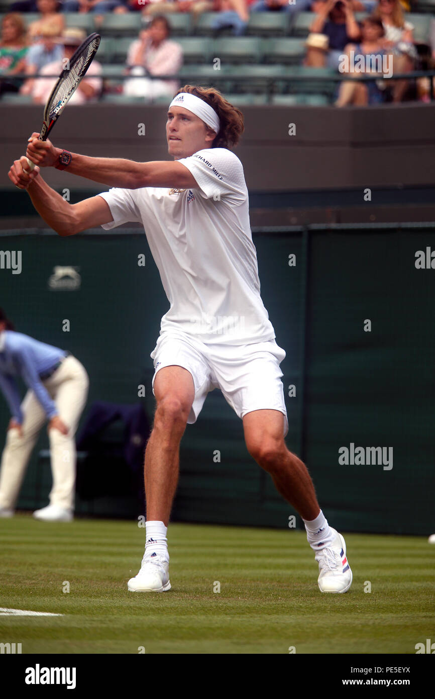 London, England - Juli 5, 2018. Wimbledon Tennis: Alexander Zverev Deutschlands, die Zahl 4 Samen, in Aktion gegen die Amerikanischen, Taylor Fritz in der zweiten Runde von Wimbledon. Stockfoto