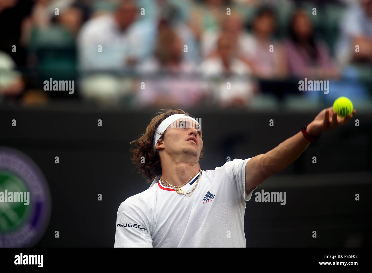 London, England - Juli 5, 2018. Wimbledon Tennis: Alexander Zverev Deutschlands, die Zahl 4 Samen, zu den amerikanischen dienen, Taylor Fritz in der zweiten Runde von Wimbledon. Stockfoto
