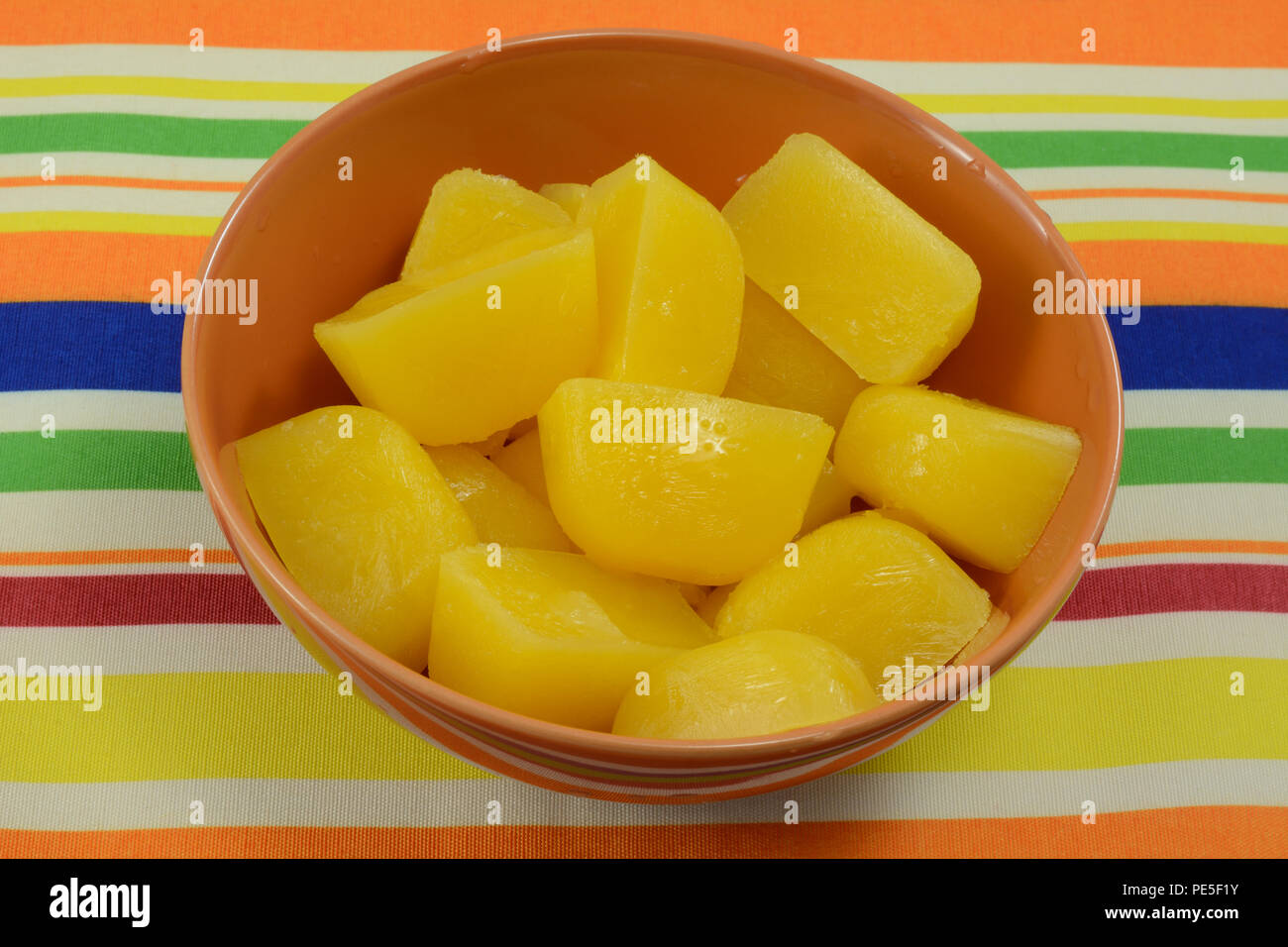 Gelbe festliche Orangensaft Eiswürfel in Orange Bowl für Party Getränke Stockfoto