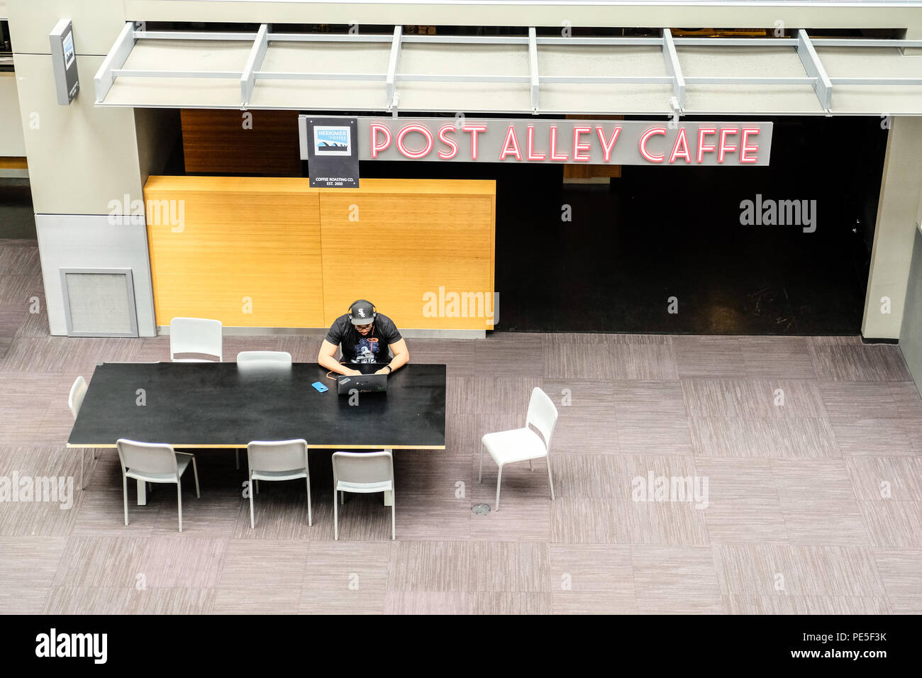 Ein Microsoft Mitarbeiter außerhalb des Post-Gasse/innerhalb der Microsoft Xbox office Gebäude Stockfoto