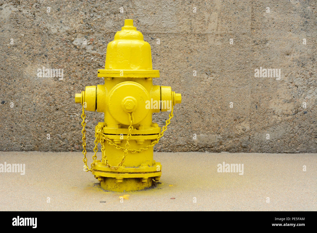 Urbane Landschaft leuchtend gelben Hydranten in konkreten Alkoven Stockfoto