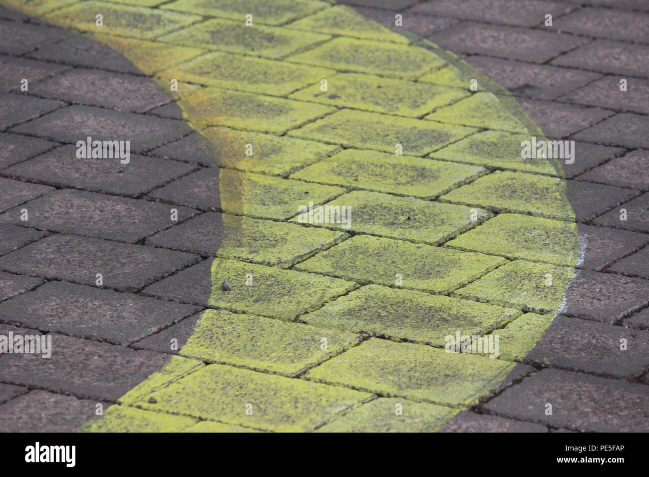Das gelbe Band Pattern "Street Art" auf Wanderweg in Canberras CBD und touristischen Bereich gemalt. Stockfoto