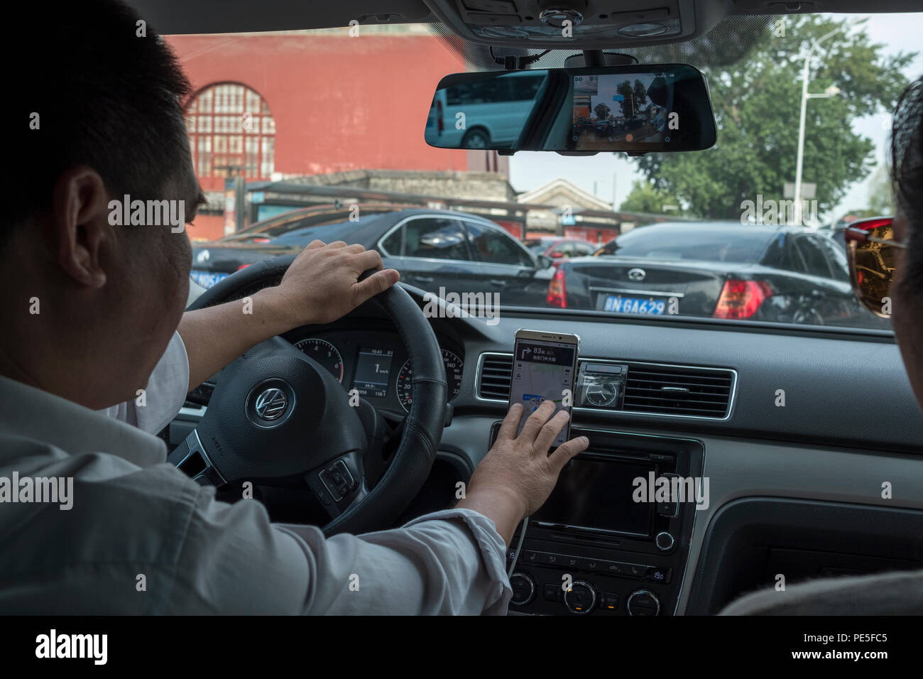 Innenraum eines Didi Premier Autos mit Fahrer Zhao im Zentrum von Peking, China. Didi Premier bietet ein erstklassiges Mobilitätserlebnis der Spitzenklasse mit Luxus Stockfoto