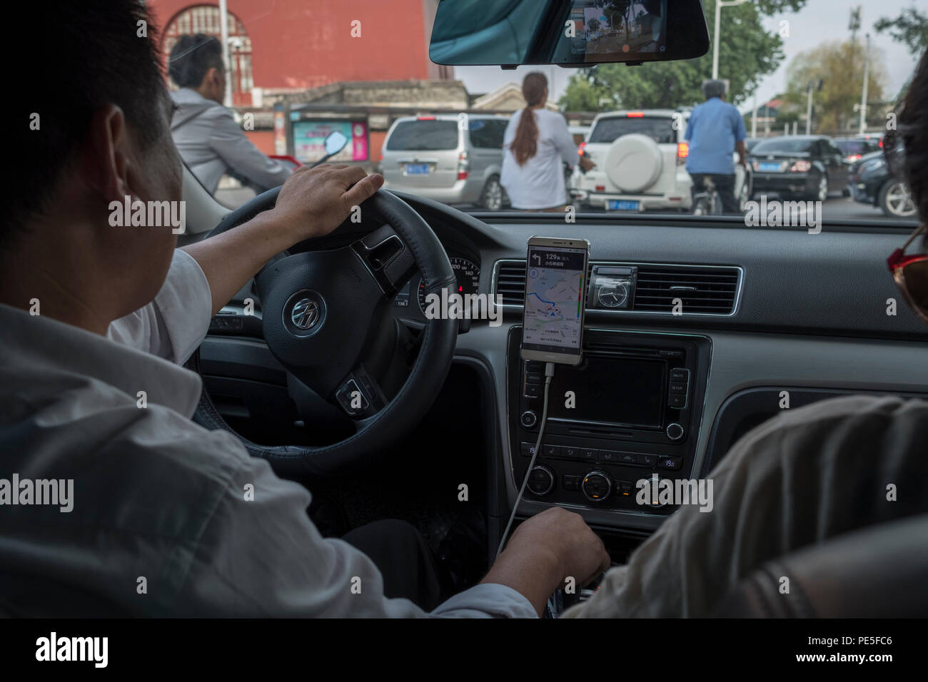 Innenraum eines Didi Premier Autos mit Fahrer Zhao im Zentrum von Peking, China. Didi Premier bietet ein erstklassiges Mobilitätserlebnis der Spitzenklasse mit Luxus Stockfoto