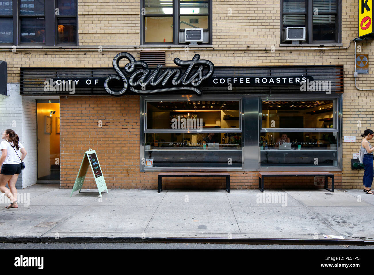 Stadt der Heiligen Kaffeeröster, 79 E 10 St, New York, NY. aussen Storefront der Coffeeshop im East Village Viertel von Manhattan. Stockfoto