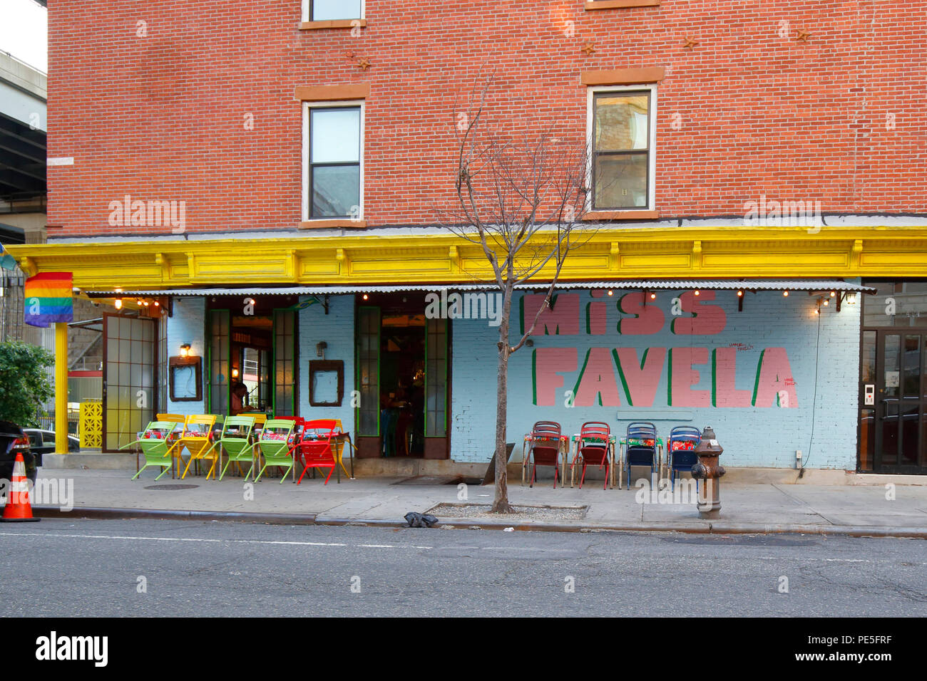 Miss Favela, 57 S 5th St, Brooklyn, NY. Außenfassade eines brasilianischen Restaurants im Williamsburg-Viertel. Stockfoto