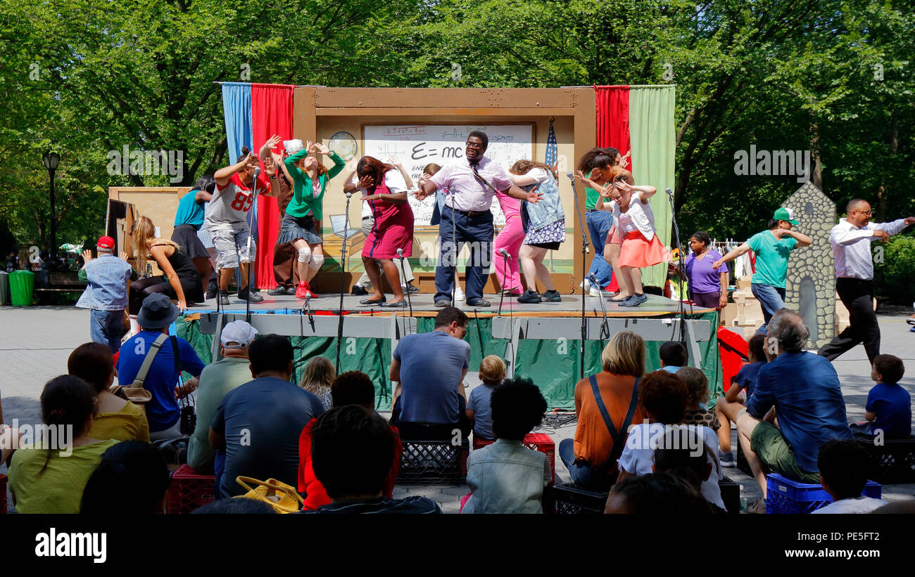 Die vielfältigen Darsteller des Theaters für die New City Straßentheatercompany, die vor einem Publikum im Central Park, New York, NY, auftreten. Stockfoto