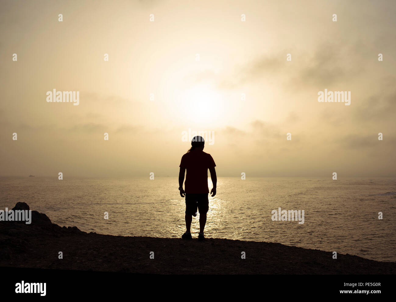 Die Silhouette eines Jungen stehen auf "La Isla" beobachten, der Blick auf den Ozean. Punta Hermosa, Provinz Lima, Peru. Jun 2018 Stockfoto